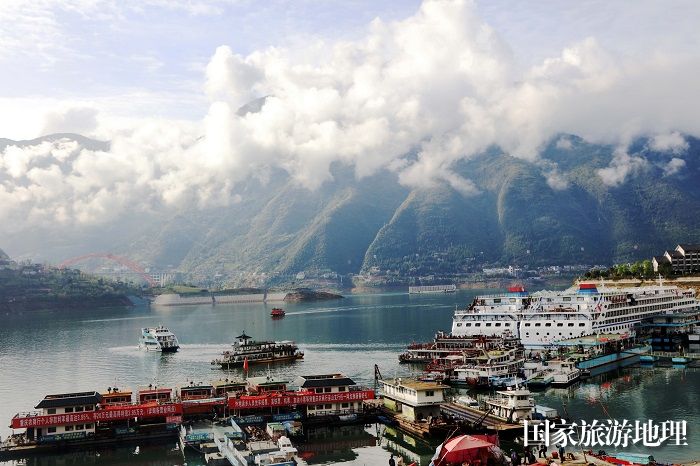 图15：三峡黄金水道彩云缭绕航运繁忙的巫山旅游码头一隅。2023年4月6日，摄于重庆巫山县城。唐金生  17784436870