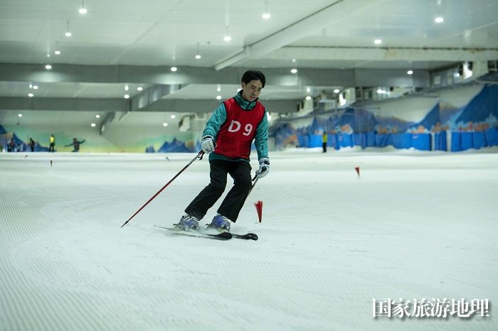 2、2023年4月22日，在广西梧州启迪鸿星雪立方冰雪世界，参赛选手正在比赛中。（何华文）