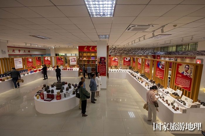 1、2023年4月25日，在广西梧州市职工之家，职工们在观看六堡茶、坭兴陶劳模工匠联盟创新成果展。（何华文）