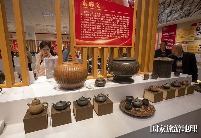 2、2023年4月25日，在广西梧州市职工之家，职工们在观看六堡茶、坭兴陶劳模工匠联盟创新成果展。（何华文）