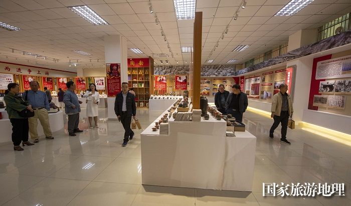 5、2023年4月25日，在广西梧州市职工之家，职工们在观看六堡茶、坭兴陶劳模工匠联盟创新成果展。（何华文）