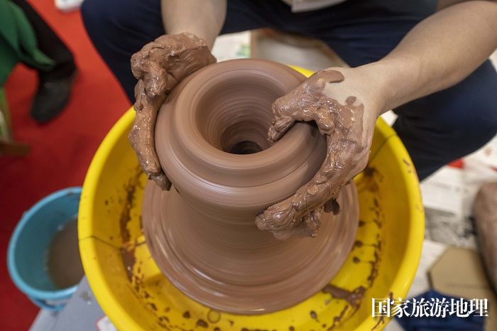 12、2023年4月25日，在广西梧州市职工之家，六堡茶、坭兴陶劳模工匠们在展示茶陶制作工艺。（何华文）