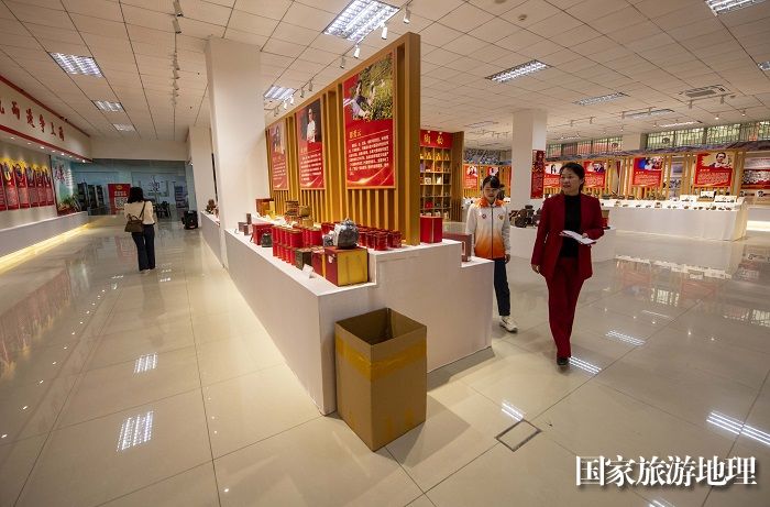 14、2023年4月25日，在广西梧州市职工之家，职工们在观看六堡茶、坭兴陶劳模工匠联盟创新成果展。（何华文）