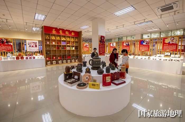 17、2023年4月25日，在广西梧州市职工之家，职工们在观看六堡茶、坭兴陶劳模工匠联盟创新成果展。（何华文）