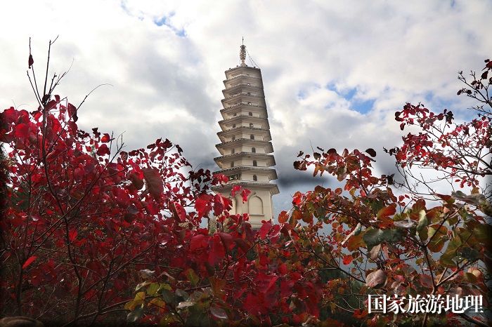 图14：巫峡文峰披彩冲云天。唐金生