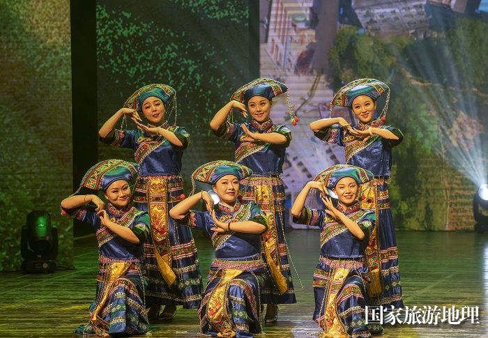 10、2023年4月28日晚，在梧州市职工文艺晚会上，演员表演歌舞《瑶寨欢歌》。（何华文）