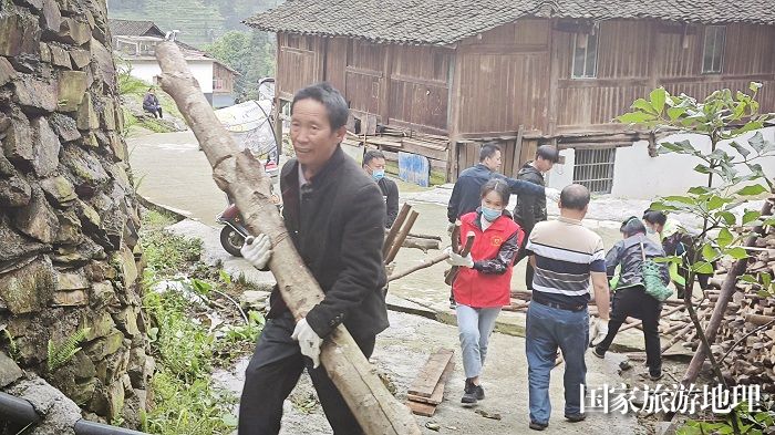 帮助农户整理乱堆乱放 (2)