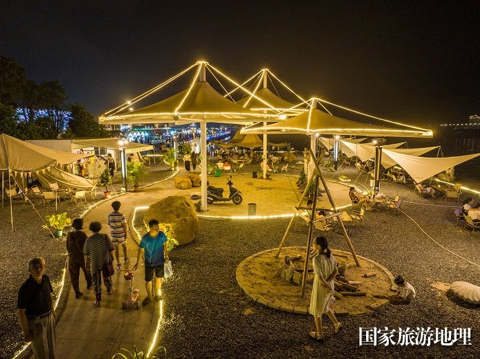2、2023年5月22日，广西防城港市，“北港故里”历史文化中心夜景璀璨。（何华文）