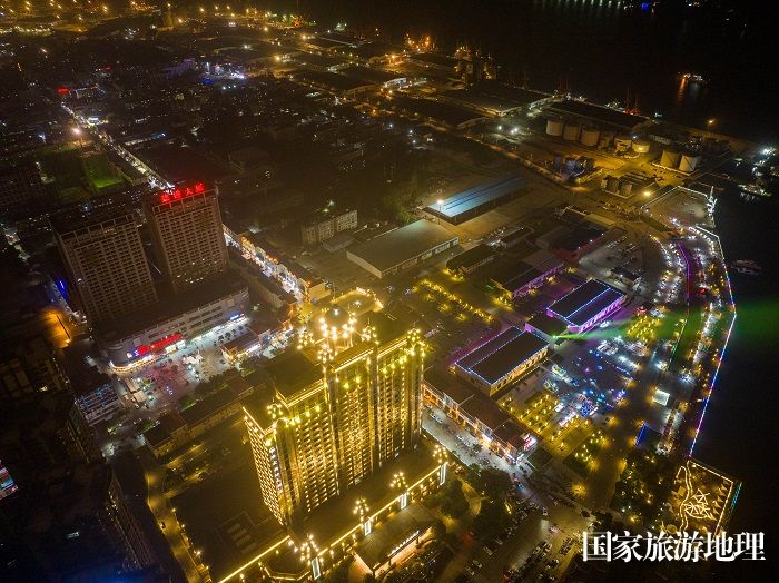4、2023年5月22日，广西防城港市，“北港故里”历史文化中心夜景璀璨。（何华文）