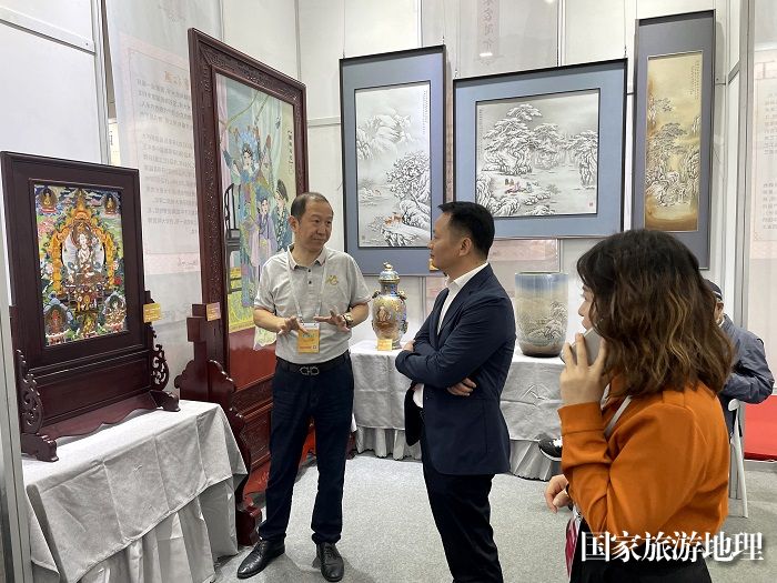 《景德镇98件陶瓷精品力作亮相第三届中国工艺美术博览会》图1