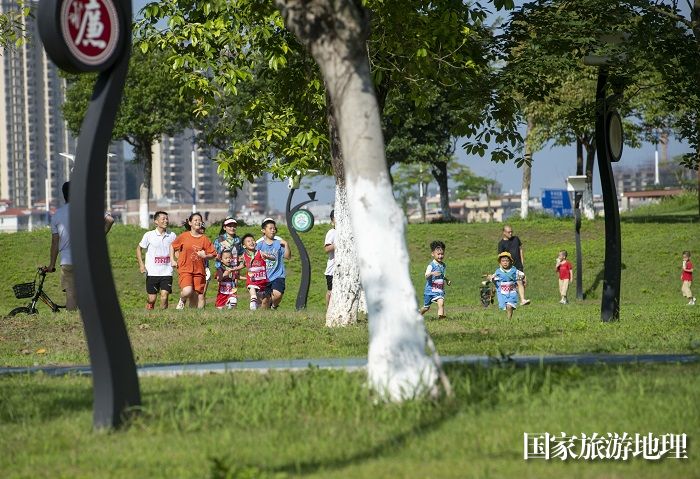 6、2023年5月28 日，2023苍海湖趣味定向越野赛在广西梧州市龙圩区苍海湖举行。（何华文）