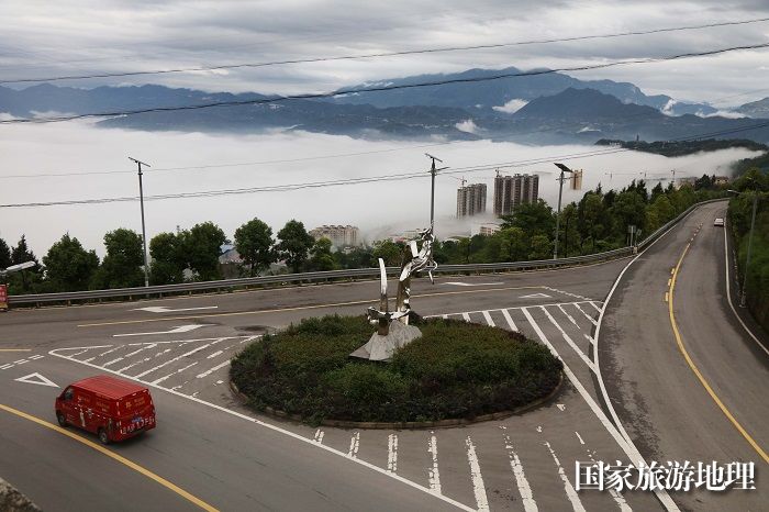 图1：神女云天下奇，神女守在景区公路迎客。2023年5月26日，摄于重庆巫山机场路。唐金生  17784436870