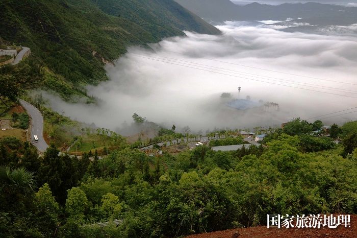 图4：巫山公交车载客醉迷云海奇观。2023年5月26日，摄于重庆巫山渝鄂边贸中心。唐金生  17784436870