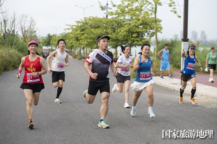 1、8月13日，在广西梧州市苍海公园，跑步爱好者在运动中呼吸着清新的空气，释放激情，享健身运动乐趣。（何华文）