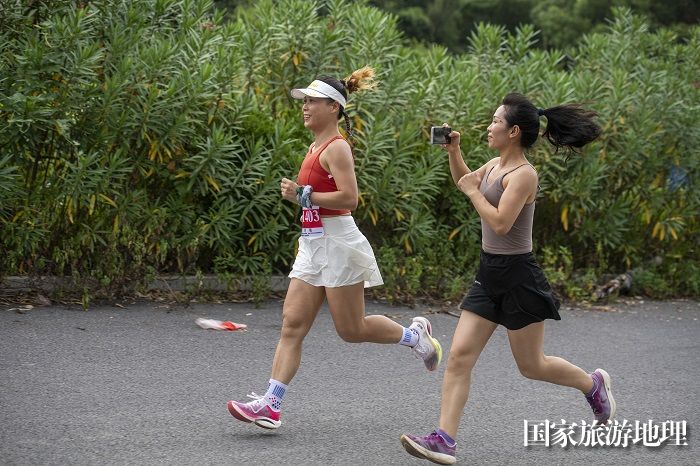 3、8月13日，在广西梧州市苍海公园，跑步爱好者在运动中呼吸着清新的空气，释放激情，享健身运动乐趣。（何华文）