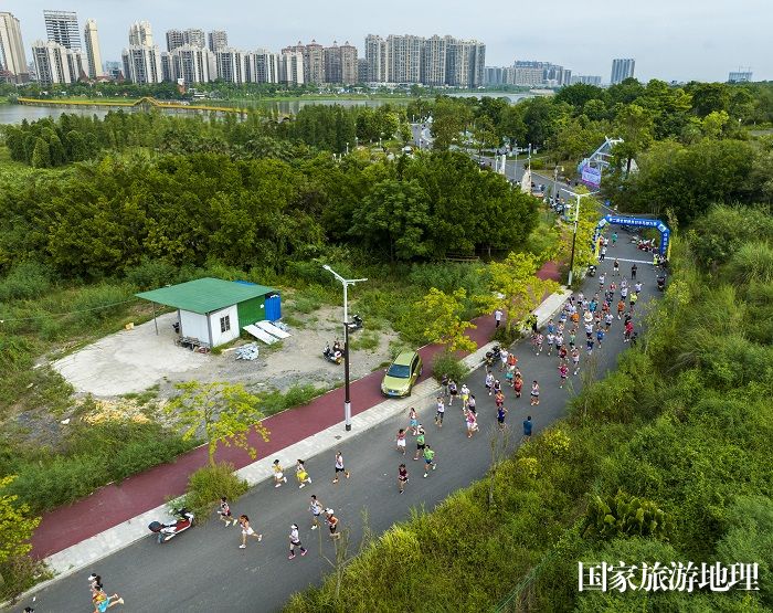 4、8月13日，在广西梧州市苍海公园，跑步爱好者在运动中呼吸着清新的空气，释放激情，享健身运动乐趣。（何华文）