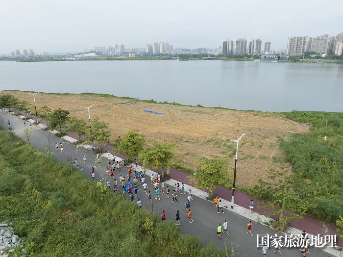 16、8月13日，在广西梧州市苍海公园，跑步爱好者在运动中呼吸着清新的空气，释放激情，享健身运动乐趣。（何华文）