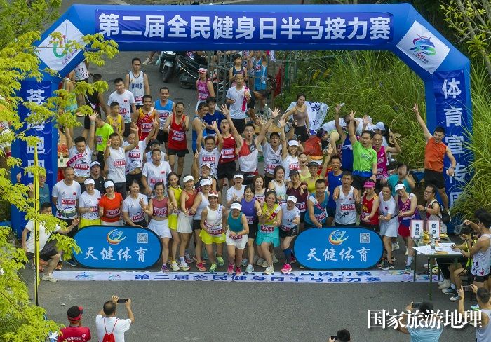 6、8月13日，在广西梧州市苍海公园，跑步爱好者在运动中呼吸着清新的空气，释放激情，享健身运动乐趣。（何华文）