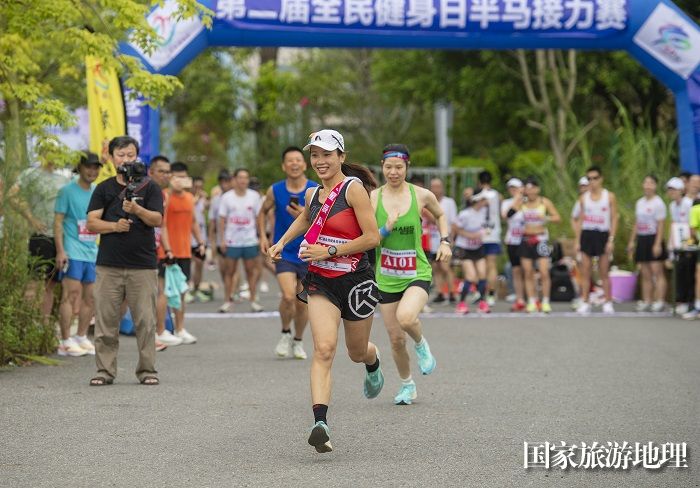 7、8月13日，在广西梧州市苍海公园，跑步爱好者在运动中呼吸着清新的空气，释放激情，享健身运动乐趣。（何华文）