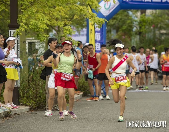 9、8月13日，在广西梧州市苍海公园，跑步爱好者在运动中呼吸着清新的空气，释放激情，享健身运动乐趣。（何华文）