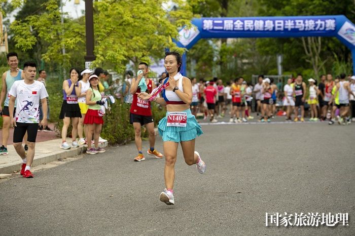 14、8月13日，在广西梧州市苍海公园，跑步爱好者在运动中呼吸着清新的空气，释放激情，享健身运动乐趣。（何华文）