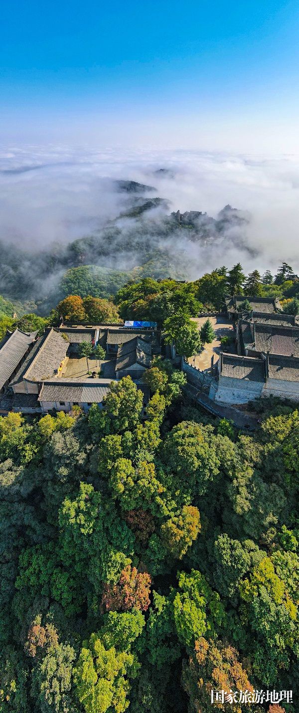 10——10月7日拍摄的甘肃省平凉市崆峒山雨后云海美景（无人机照片）。