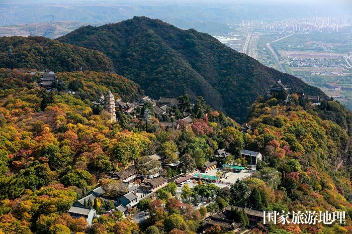 06——10月19日，甘肃省平凉市崆峒山上秋日美景如画。