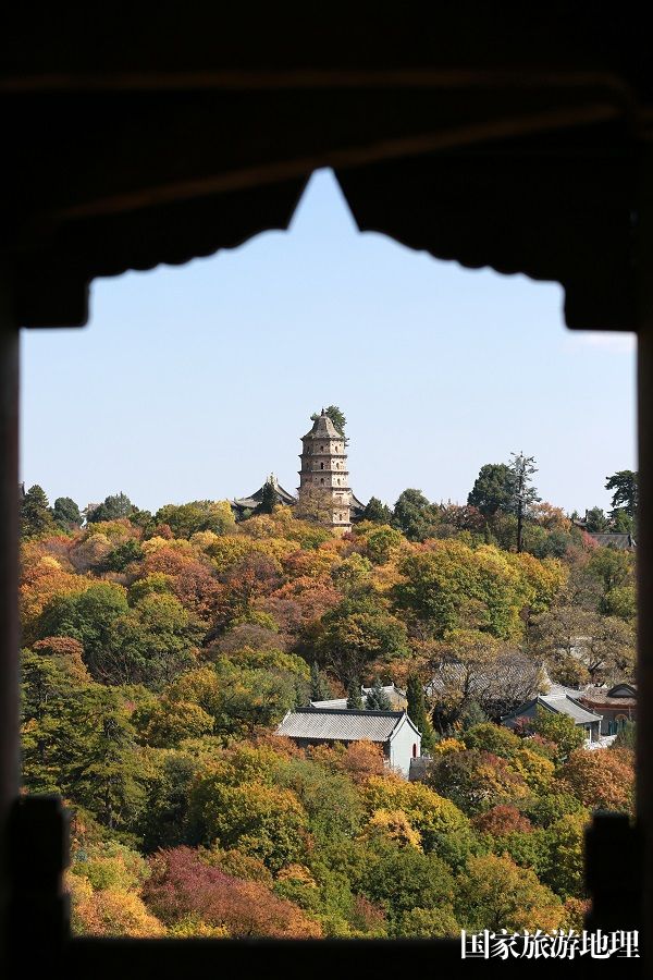 08——10月19日，甘肃省平凉市崆峒山上秋日美景如画。