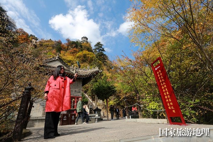 14——10月19日，游客在甘肃省平凉市崆峒山拍摄秋日风光。