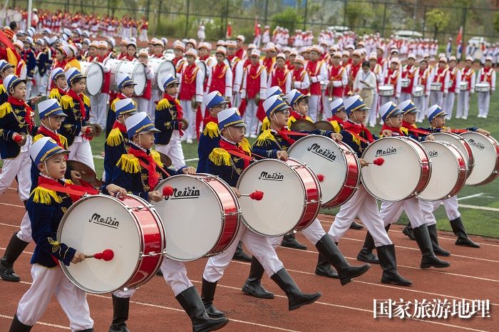 16、2023年11月11日，在广西梧州医学高等专科学校体育场上，小学生在进行少先队鼓号队风采展示。（何华文）