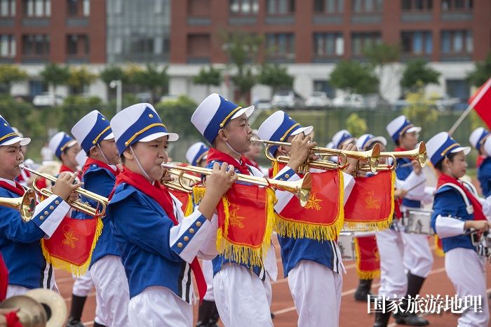 18、2023年11月11日，在广西梧州医学高等专科学校体育场上，小学生在进行少先队鼓号队风采展示。（何华文）