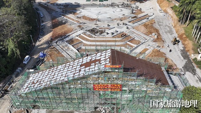 9、2023年12月7日，俯瞰广西梧州市太和体育公园建设现场，工人们正在紧张有序进行施工。（何华文）