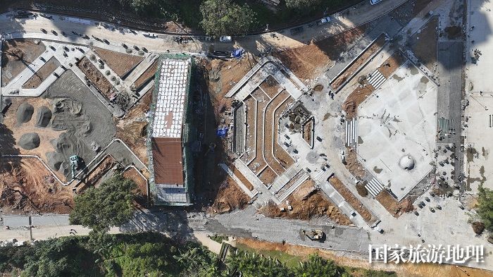 10、2023年12月7日，俯瞰广西梧州市太和体育公园建设现场，工人们正在紧张有序进行施工。（何华文）