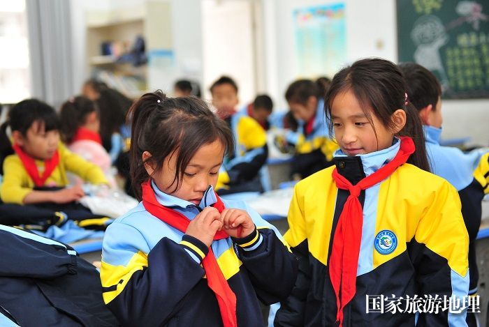 2023年12月18日，学生在贵州省黔东南苗族侗族自治州从江县贯洞镇第二小学穿上新校服。 (5)