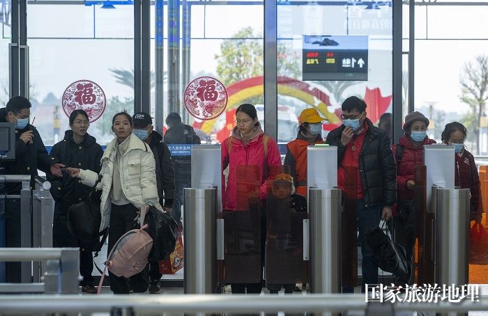 18、2024年1月26日，在广西梧州南站，乘客在持证进站。（何华文）