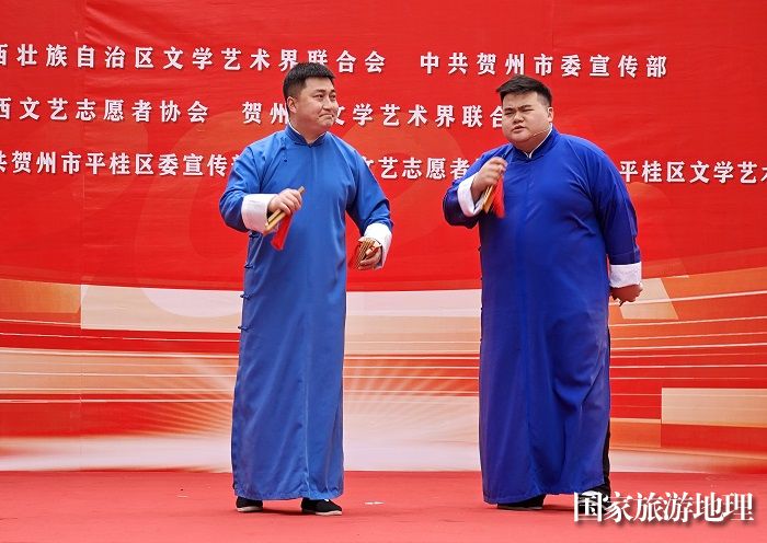 演员吕遵强（左）、韦立柱在为群众表演数来宝《畅游广西》。
