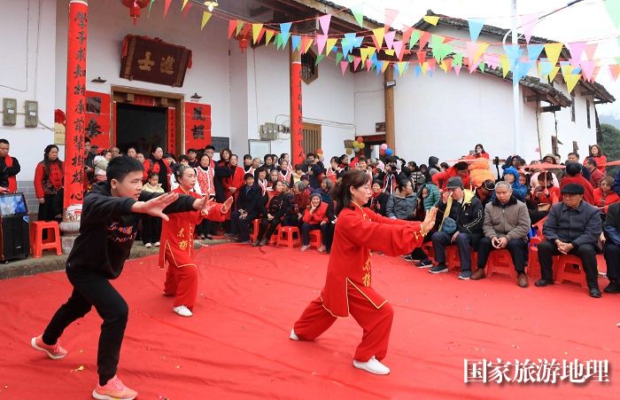 图14：2月13日，在广西柳州市融安县雅瑶乡大琴村坡伟屯，外嫁女在表演文艺节目。（谭凯兴 摄）