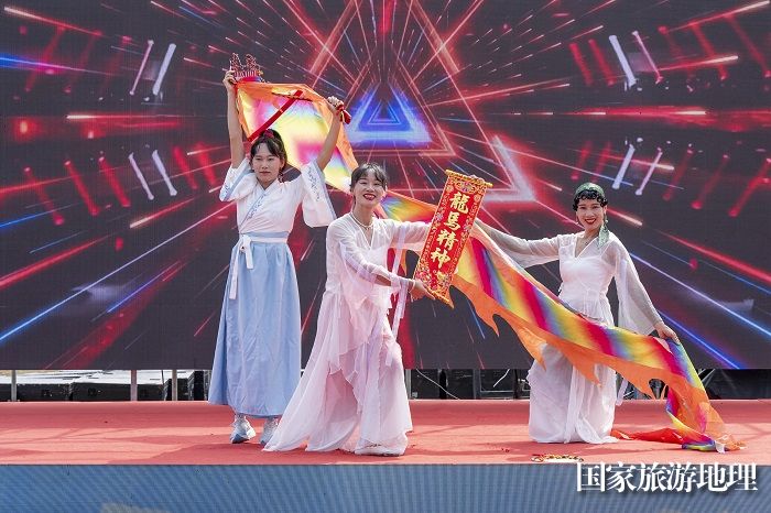 1、2024年2月15日，市民在参加花式“科目三”PK赛。（何华文）
