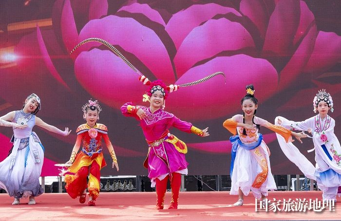 4、2024年2月15日，市民在参加花式“科目三”PK赛。（何华文）
