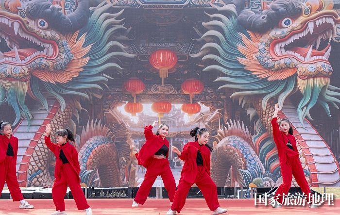 7、2024年2月15日，市民在参加花式“科目三”PK赛。（何华文）
