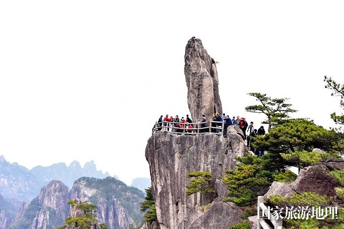 3月13日，游人安徽黄山飞来石观光