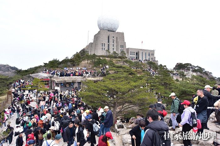 3月13日，游人安徽黄山光明顶观光