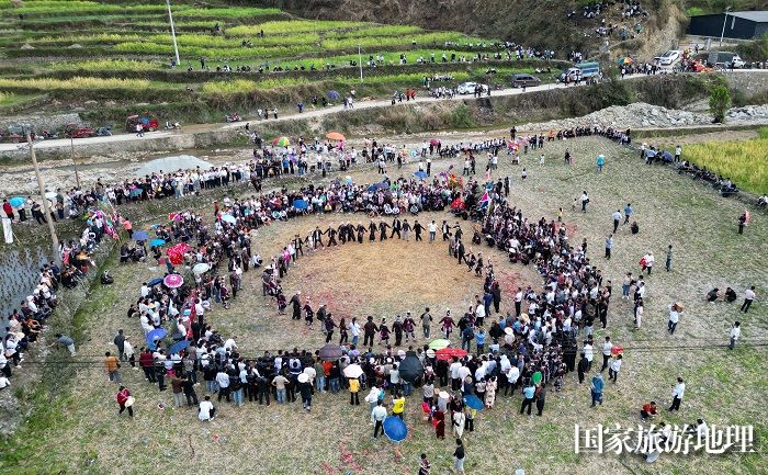 2024年，人们在贵州省黔东南苗族侗族自治州黎平县双江镇坑洞村参加摔跤节活动，欢庆传统节日。 (1)