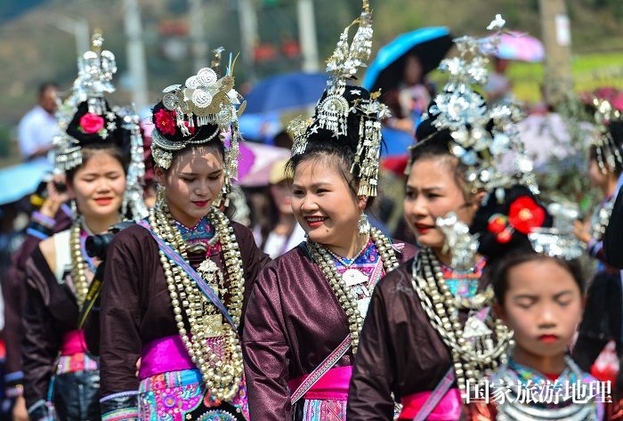 2024年，人们在贵州省黔东南苗族侗族自治州黎平县双江镇坑洞村参加摔跤节活动，欢庆传统节日。 (7)
