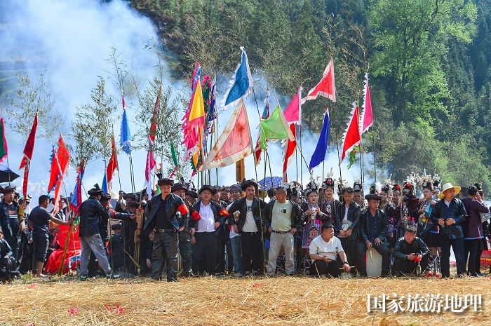 2024年，人们在贵州省黔东南苗族侗族自治州黎平县双江镇坑洞村参加摔跤节活动，欢庆传统节日。 (16)