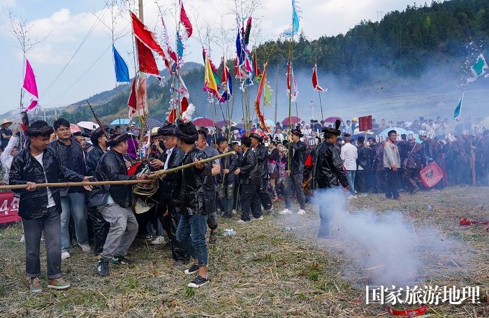 2024年，人们在贵州省黔东南苗族侗族自治州黎平县双江镇坑洞村参加摔跤节活动，欢庆传统节日。 (28)