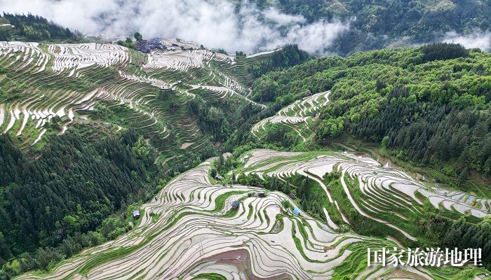 2024年4月20日，在贵州省黔东南苗族侗族自治州从江县加榜乡加页村航拍的梯田风光。  (1)