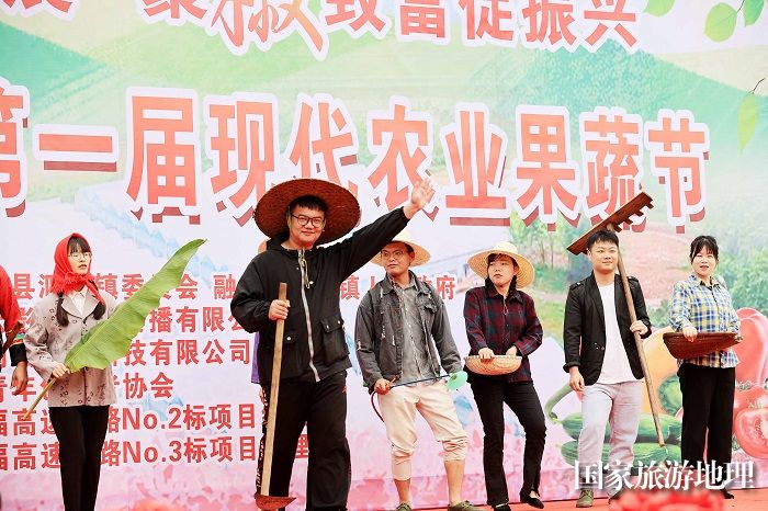 图8：5月1日，在广西柳州市融安县泗顶镇儒南村拉井屯，工作人员在进行农具走秀展示。（谭凯兴 摄）