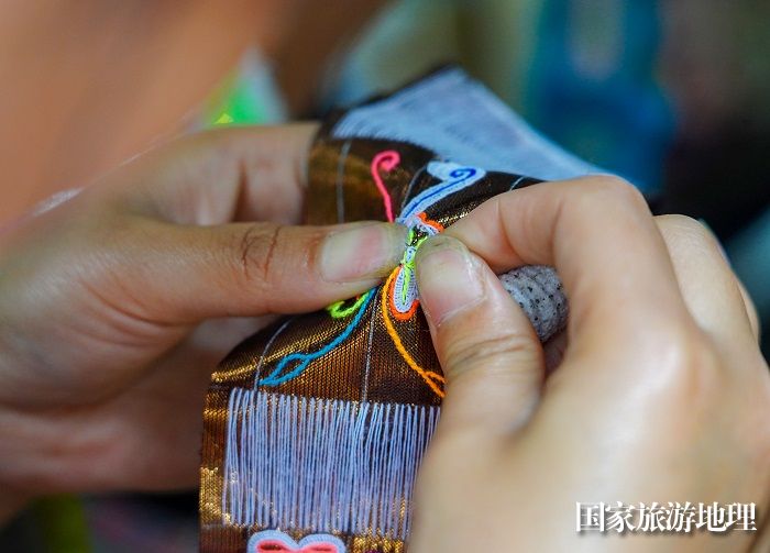 2024年6月8日，苗族绣娘在贵州省从江县丙妹镇岜沙村参加刺绣比赛。 (2)
