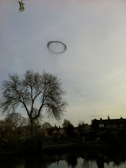 英国少女拍神秘UFO“烟圈” 空中漂浮3分钟消失(图)